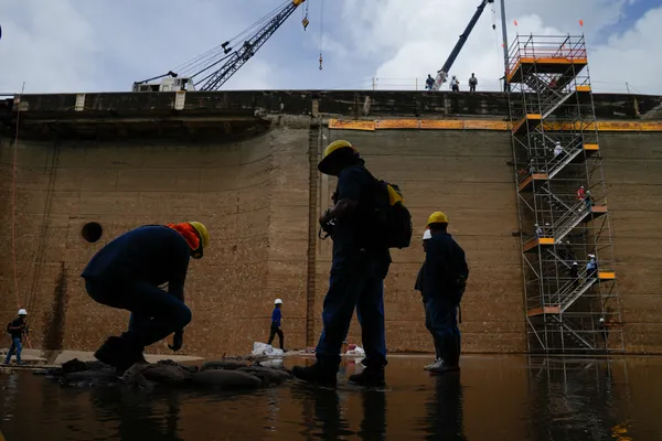 Maintenance work inside the Panama Canal locks thumbnail