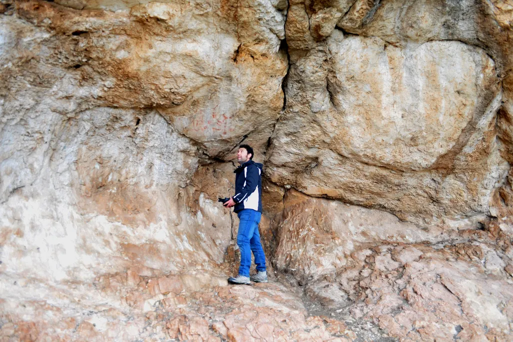 Los Machos rock shelter and schematic rock art panel