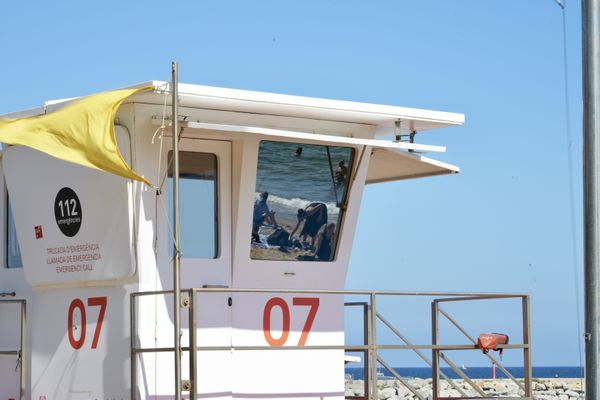 Lifeguard Tower Reflections on Barcelona Beach thumbnail