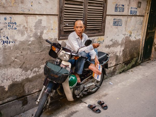Man waiting in the backstreets of Hanoi thumbnail