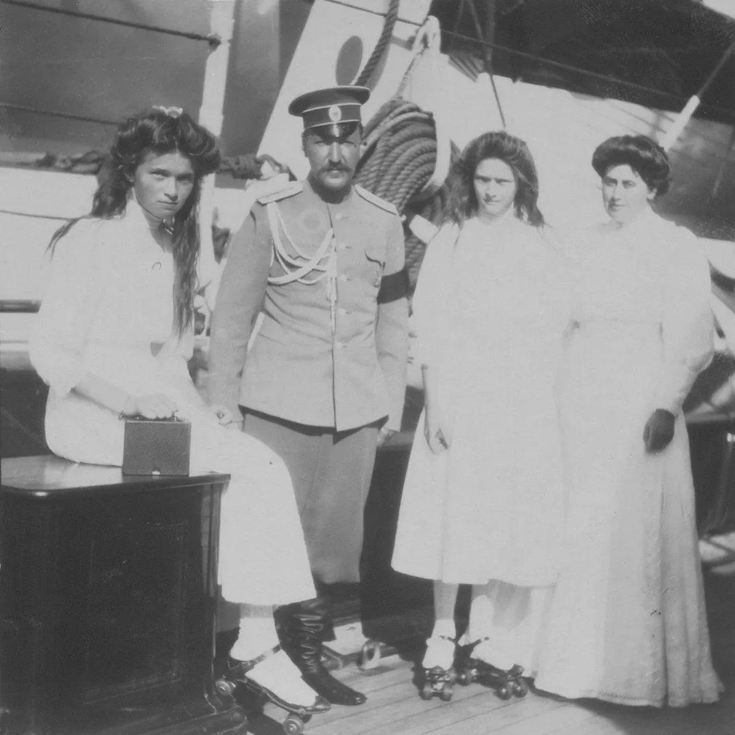 Olga and Tatiana roller skate on board the Standart ​​​​​​​in 1910-11. Anna Vyrubova stands next to Tatiana.