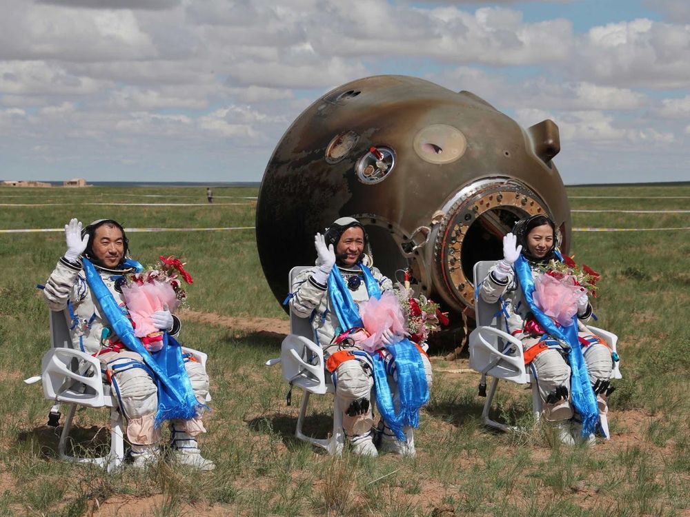 Shenzhou 10 crew landed.jpg