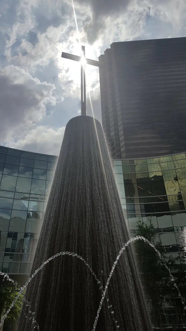 Sunshine illuminating the cross of First Baptist Church (Dallas) thumbnail