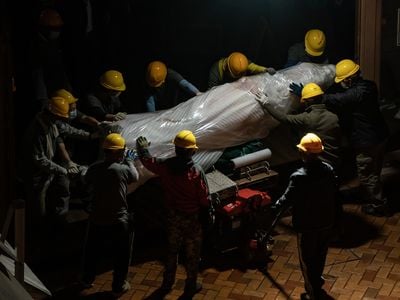 Workers removed the sculpture from the University of Hong Kong&#39;s campus under the cover of night.