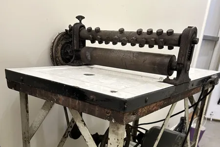 The machine features a ceramic countertop and two parallel rollers&mdash;one that&#39;s covered with small nubs.