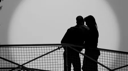 Two lovers at the canal St-Martin
