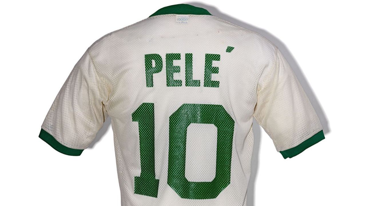 超希少 レア物 絶版 A Pictorial History of Soccer Amazon.com: The