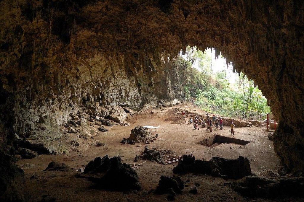 2048px-Homo_floresiensis_cave.jpg