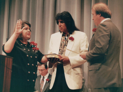 The swearing in of Wilma Mankiller as Principal Chief of the Cherokee Nation of Oklahoma. Charlie Soap holds the Bible; the others are unidentified. Courtesy of the Wilma Mankiller Foundation.