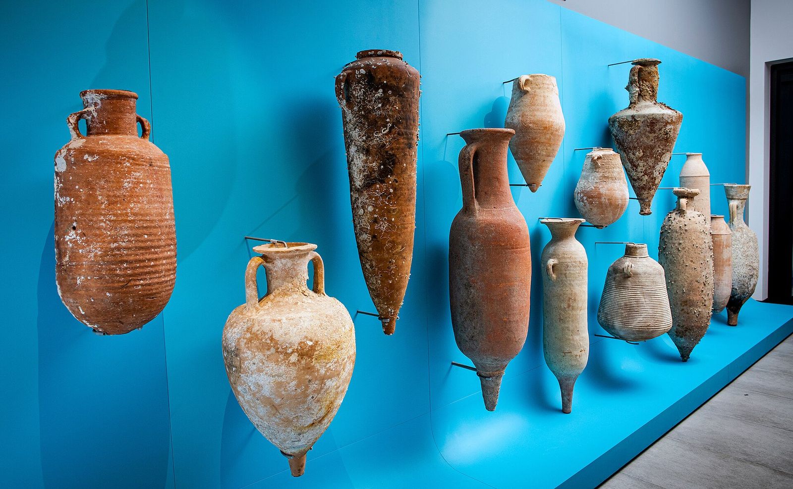 Off the Coast of Sicily, Divers Discovered a Roman-Era Shipwreck With Hundreds of Amphorae, Ancient Jars Frequently Used to Hold Wine