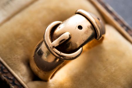 A golden ring once given as a present by the famed Irish writer Oscar Wilde has been recovered by a Dutch "art detective" nearly 20 years after it was stolen from Britain's Oxford University.