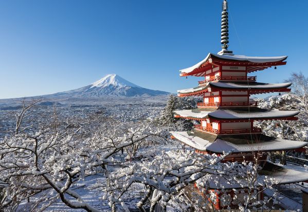 It was a very pleasant morning with the combination of the snow scene and the blue sky.

This place is famous for cherry blossoms, but the scenery of winter snow is also beautiful.