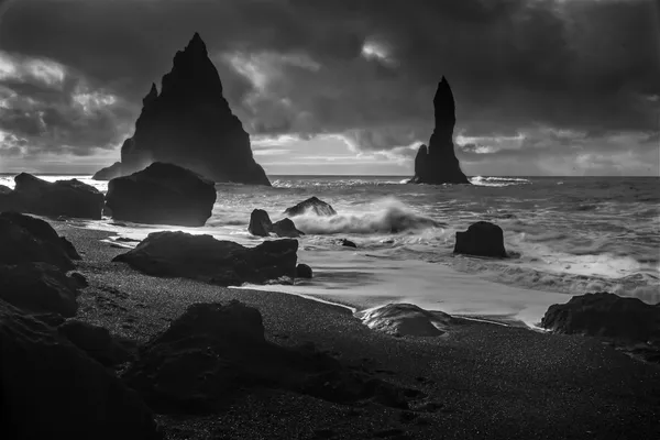 A windy day in Iceland's beach thumbnail