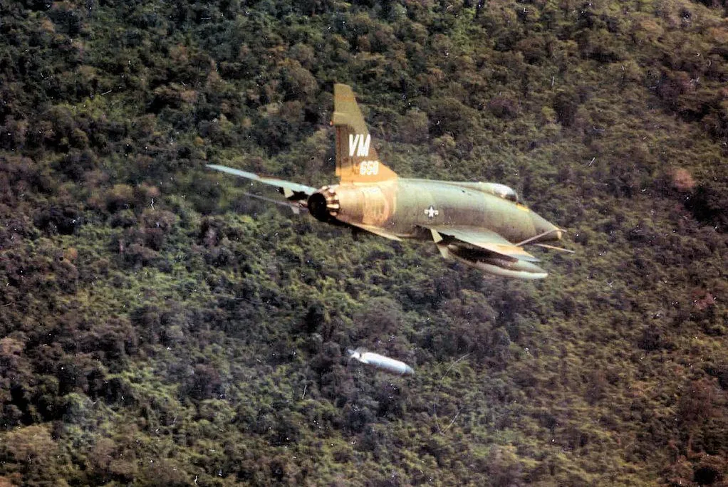 352d_Tactical_Fighter_Squadron_-_F-100_Super_Sabre.jpg