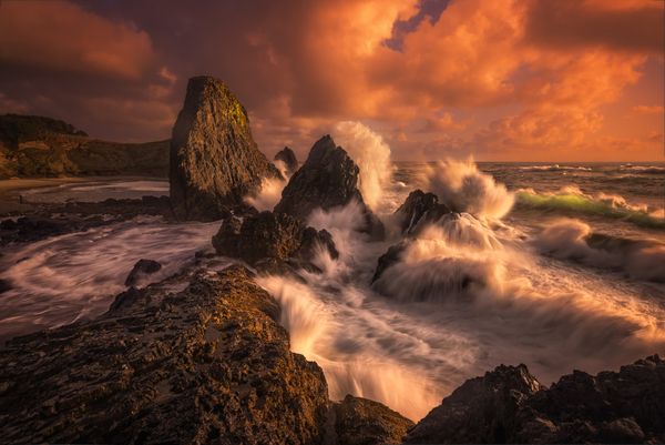 Ocean waves crashing over the rugged Oregon coast thumbnail