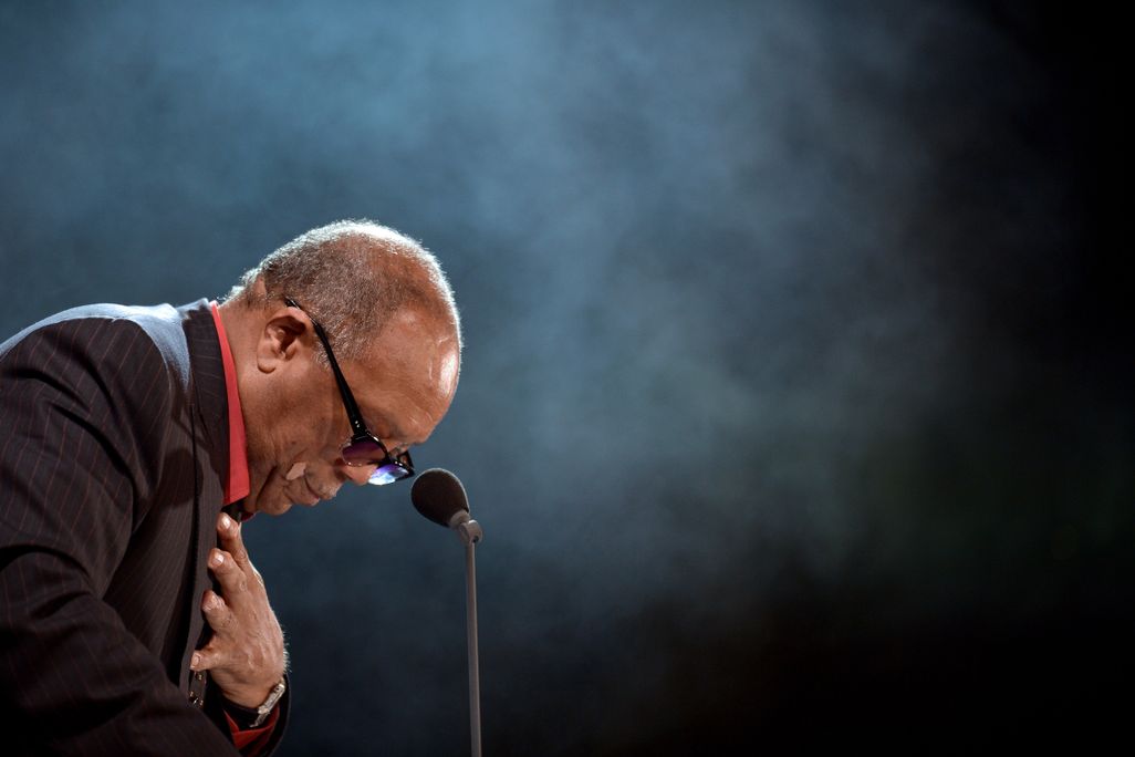 Quincy Jones takes a bow