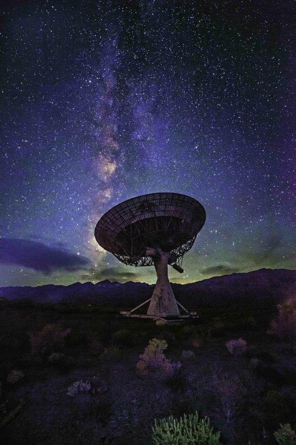 Milky Way rises over a Radio Telescope thumbnail