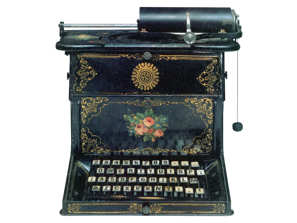 an black antique typewriter
