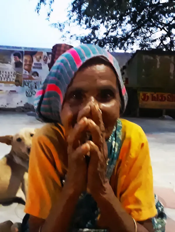 Blessing Woman in Tiruvanamalei thumbnail