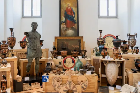 American authorities rounded up all 600 of the artifacts in a single year.