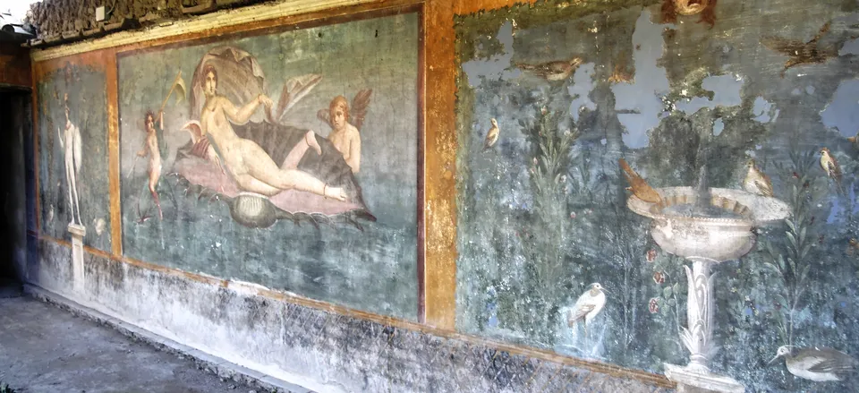  Painted wall found in Pompeii 