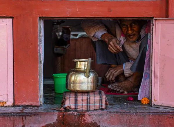 A Chaiwalla in Jaipur thumbnail