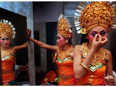 GRAND PRIZE WINNER
Indonesian artists make a few final touches before performing
Bhopal, India &bull; Photographed June 2008
Hatvalne, who has worked as a photojournalist for the past two decades, was taken by the dancers’ fastidious preparations before a performance. “I love photographing people,” he says. “I also sometimes photograph landscapes as well, but there is no better landscape than a human face.”