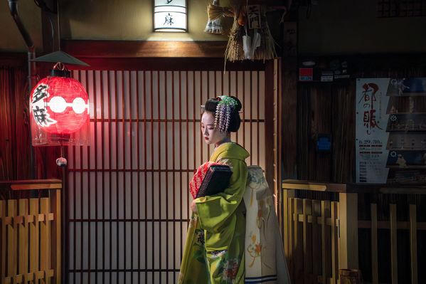 A real Geisha in Gion thumbnail