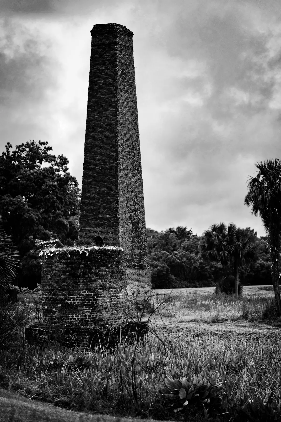 The last remaining structures from the former plantation’s rice-growing era, the 75-foot chimney of the steampowered rice mill, built in 1833, and a nearby kiln. They stand as reminders of the free-labor economy on which America was built— and those who s