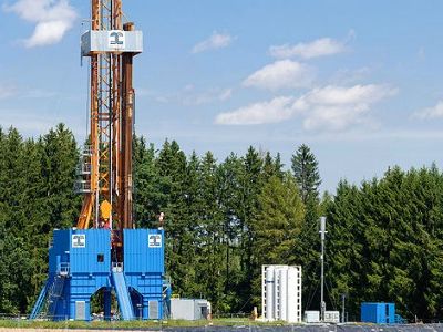 Hydraulic fracturing for natural gas may increase the risk of earthquake, a new study finds.