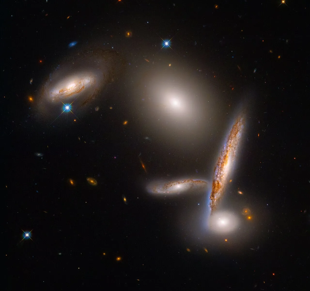 Zdjęcie z 35. rocznicy Teleskopu Kosmicznego Hubble’a przedstawia dramatyczną gromadę galaktyk |  mądre wiadomości