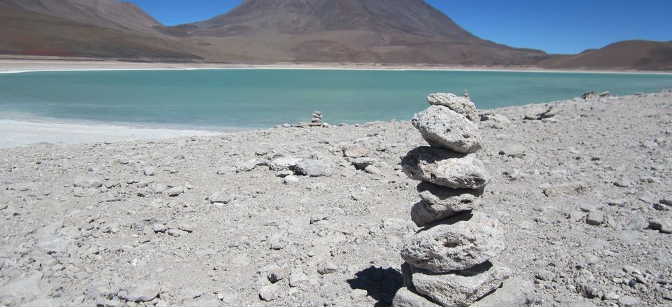  Bolivia's Laguna Verde with the dormant Licancábur volcano in the background. 