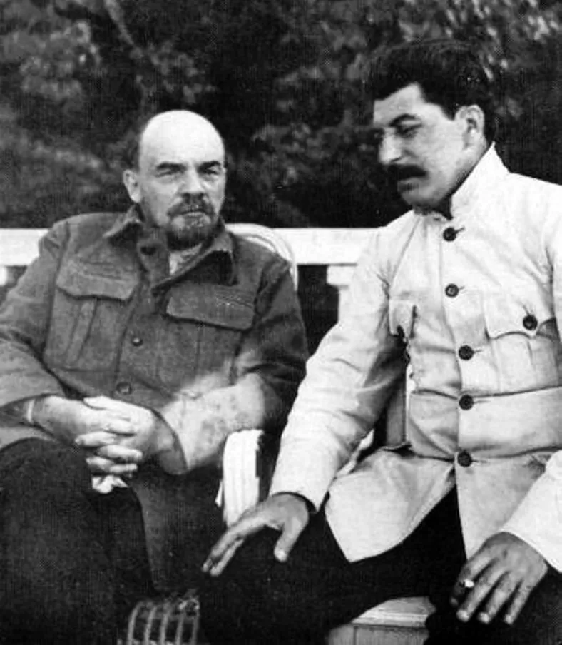 Ленин и Сталин (справа) в 1922 году.