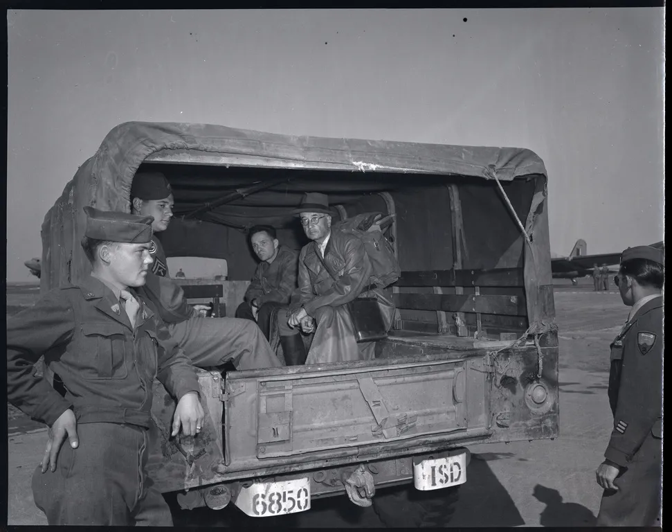 American soldiers transport Höss (seated in center) and Kurt von Burgsdorff in shackles.