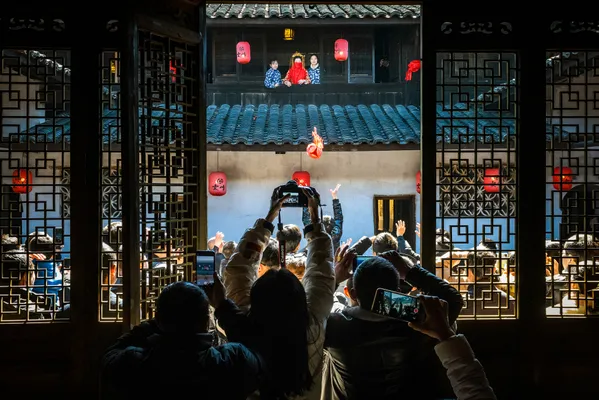 Snatching the embroidered ball to celebrate the Spring Festival thumbnail