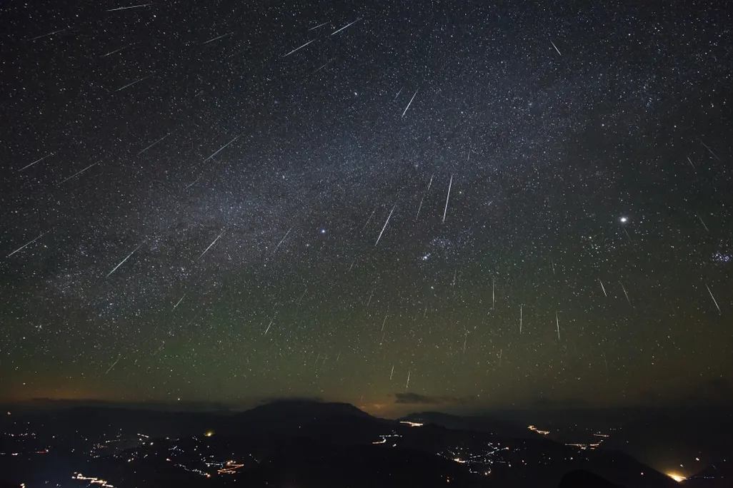 GeminidMeteorShower2012_JeffDai950-1.jpg