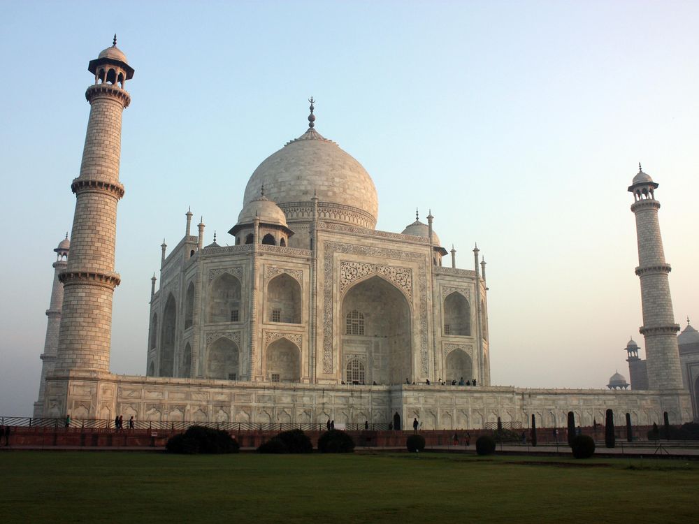 Taj_Mahal_at_morning_from_south-east.jpg