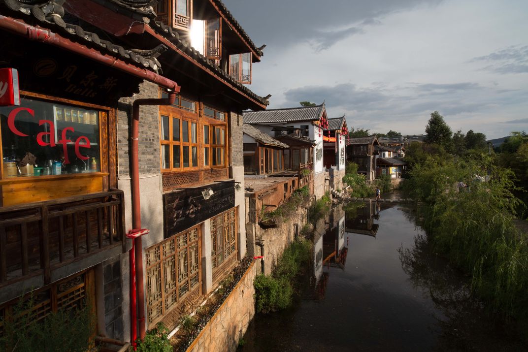 A day at Lijiang Shuhe Ancient Town. Even a small ancient town has cafe ...