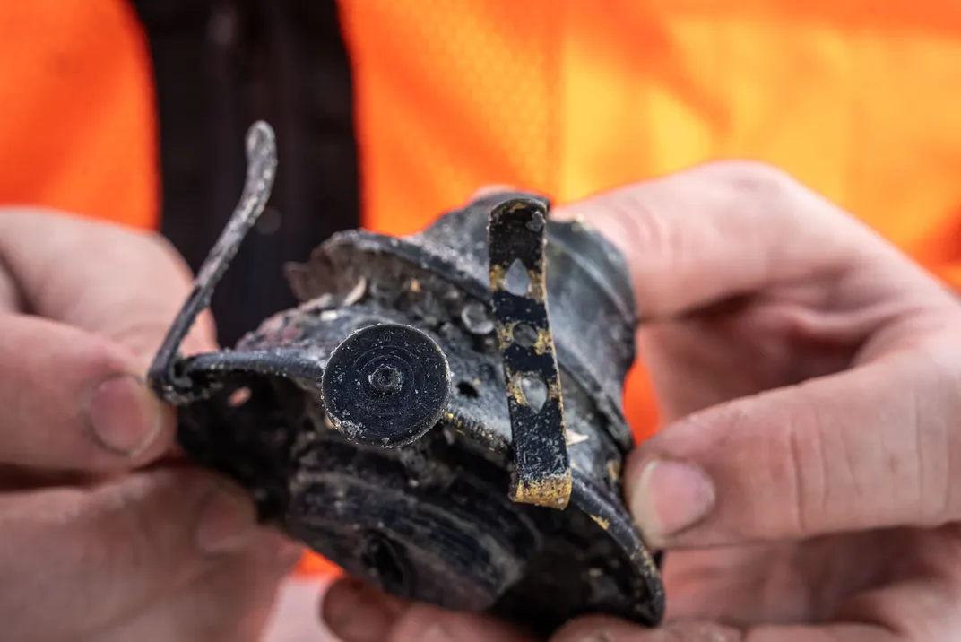 Oil-fired lantern found on ship