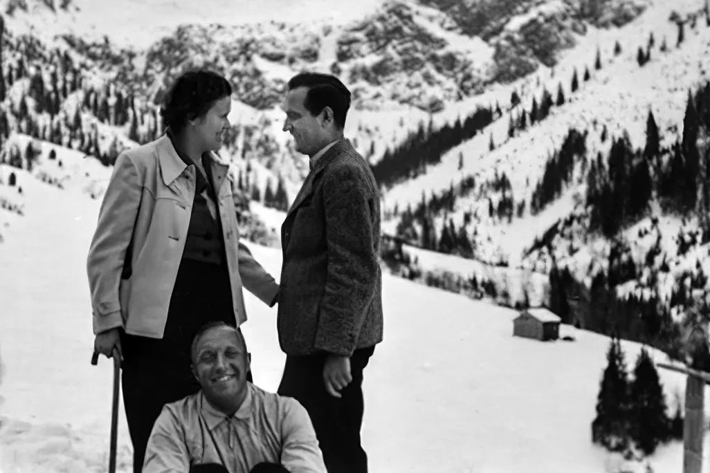 Julius and Leni Löwin, a Jewish couple who met in Oberstdorf, with World War I hero Ernst Jünger