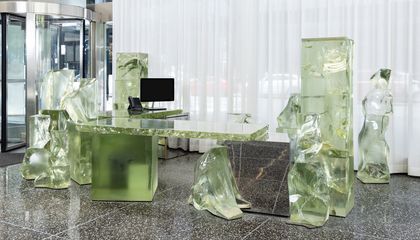 Siedmiotonowe szklane biurko Franka Gehry'ego z Chicago trafia na aukcję