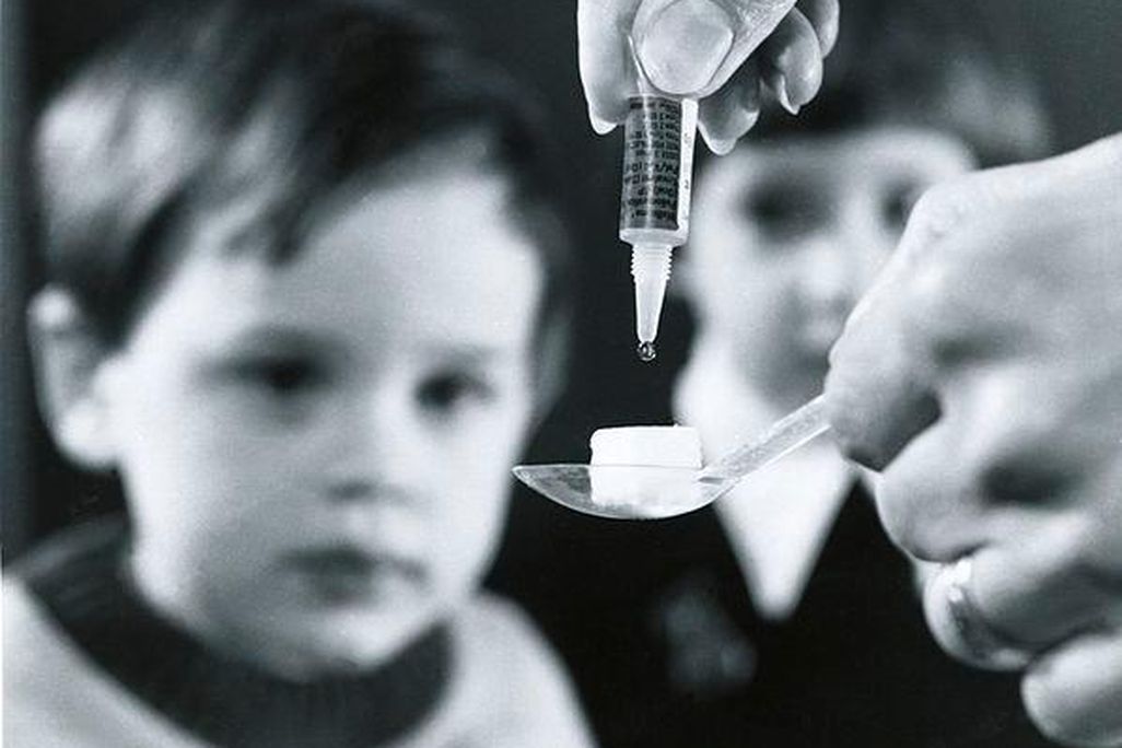 Wellcome_polio_vaccine_Wellcome_L0033971.jpg