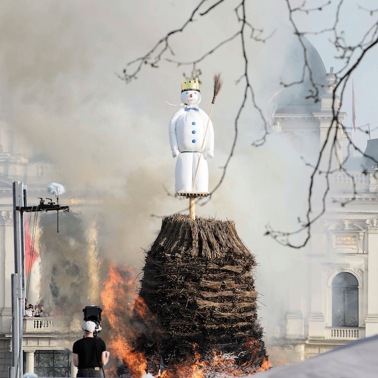 スノチル　Man In Switzerland, an Exploding Snowman Helps Predict Spring