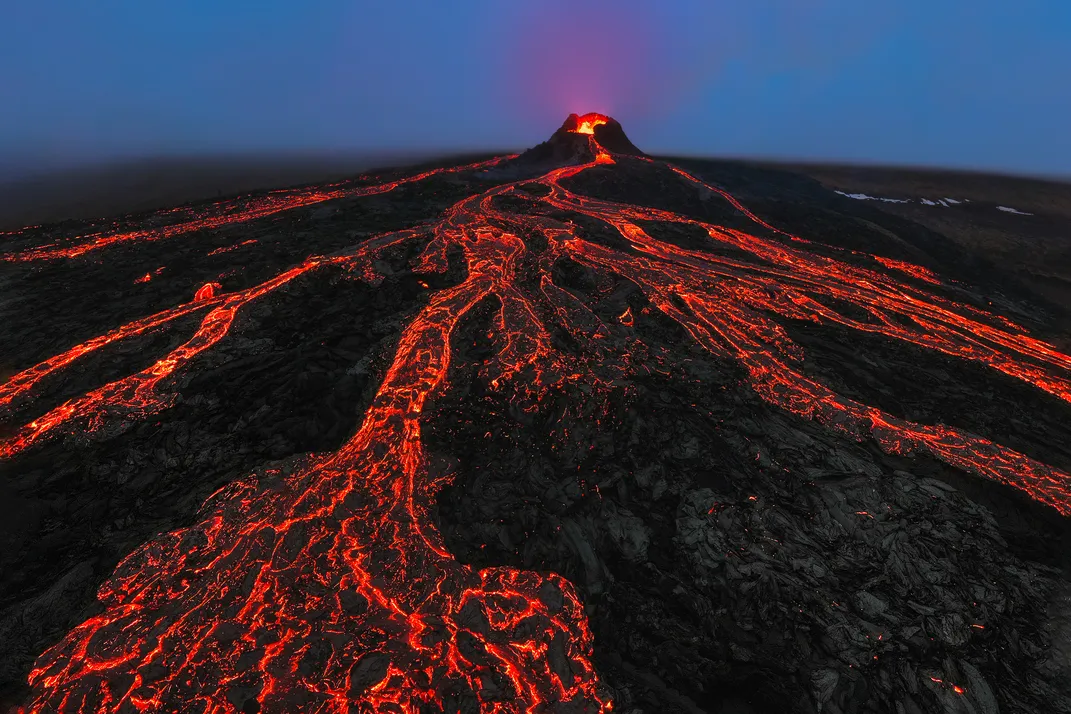 11 – Eine Drohne fängt den unheimlichen Ausbruch eines Vulkans in Island ein, bei dem feurige Lava austritt und sich auf die Erde ergießt.