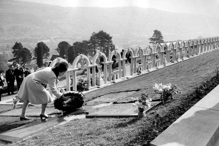 Queen Elizabeth Aberfan wreath