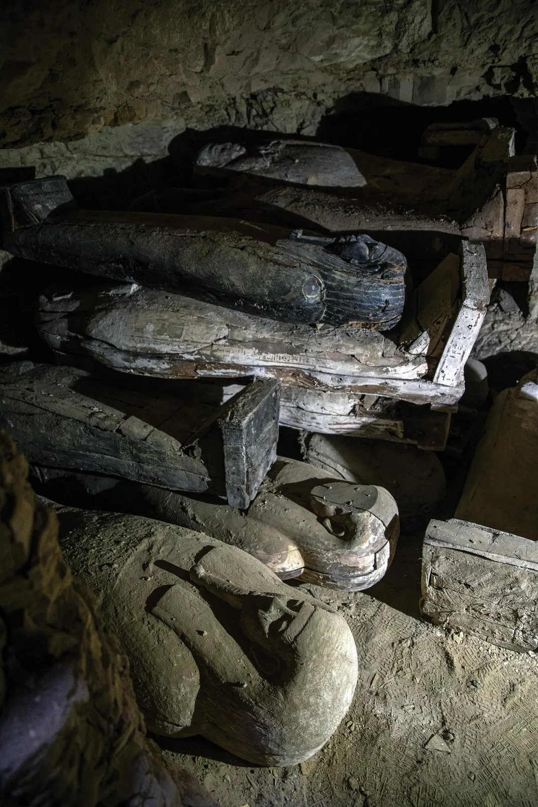 The variety of burials inside the shafts