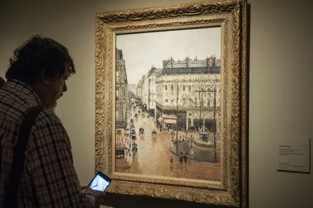 Camille Pissarro&#39;s Rue Saint-Honor&eacute; in the Afternoon, Effect of Rain (1897) hangs at the Thyssen-Bornemisza Museum in Madrid.