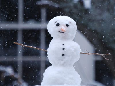 No snowman is perfect, but a bit of physics know-how can help in the construction process.