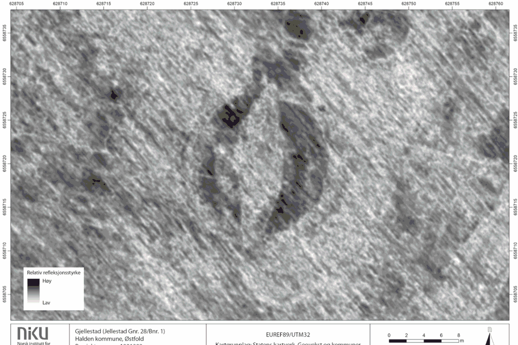 A black-and-white gif of radar scans, showing the shadowy outline of a long rounded boat shape