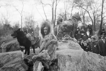 Balto and his sled driver,&nbsp;Gunnar Kasson, at the unveiling of Central Park&#39;s Balto statue in 1925.